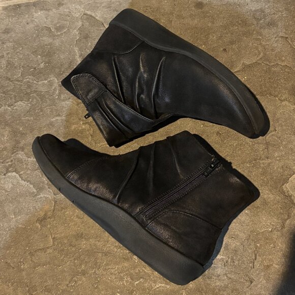 Clarks Cloudsteppers Women’s 7 Black Ankle Boots Soft Cushion Zip Comfort Shoes - Picture 8 of 13